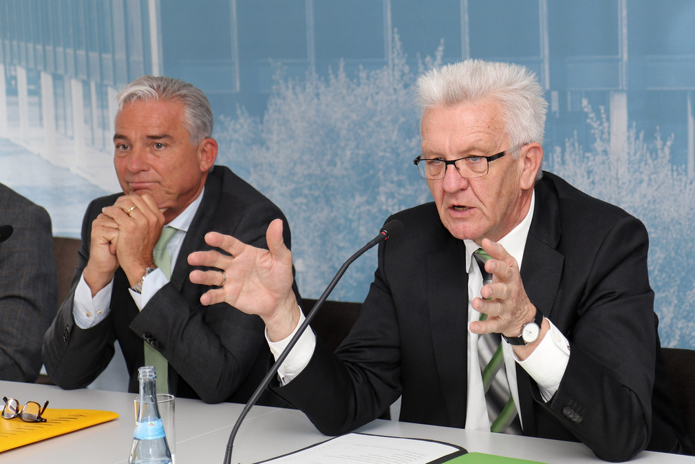 Ministerpräsident Winfried Kretschmann (r.) und der stellvertretende Ministerpräsident und Innenminister, Thomas Strobl (l.)