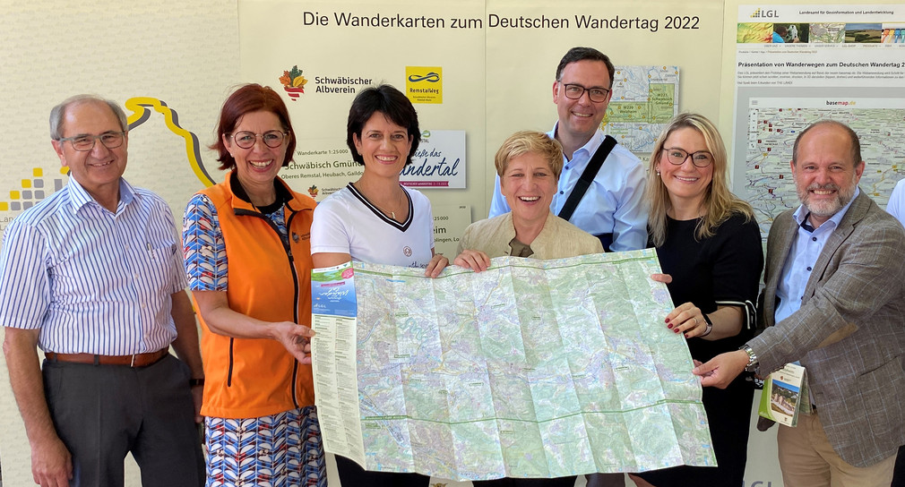 Präsentation der neuen Wanderkarten anlässlich des Deutschen Wandertags 2022. Von links nach rechts: Präsident des Landesamts für Geoinformation und Landentwicklung (LGL) Robert Jakob, Stellvertretende Präsidentin des Schwäbischen Albvereins e.V. Regine Erb, Oberbürgermeisterin der Stadt Fellbach Gabriele Zull, Ministerin für Landesentwicklung und Wohnen Nicole Razavi MdL, Landtagsabgeordneter Siegfried Lorek MdL, Bundestagsabgeordnete Christina Stumpp MdB, Bundestagsabgeordneter Prof. Dr. Stephan Seiter MdB.