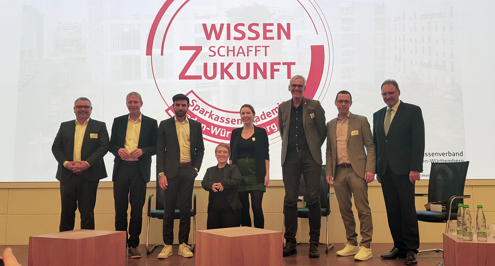 Gruppenfoto: Jochen Ziegler (LIGA der Freien Wohlfahrtspflege), Jochen Haußmann MdL, Takis Mehmet Ali MdB, Landes-Beauftragte Simone Fischer, Julia Huber (Büro Thomas Poreski MdL), Joachim Wilms und Matthias Fenger (LIGA der Freien Wohlfahrtspflege), Joachim Walter (Präsident Landkreistag Baden-Württemberg)