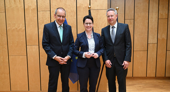 Der neue Präsident des Oberlandesgerichts Karlsruhe Jörg Müller, Ministerin der Justiz und für Migration Marion Gentges und der ehemalige Präsident des Oberlandesgerichts Karlsruhe Alexander Riedel stehen zusammen