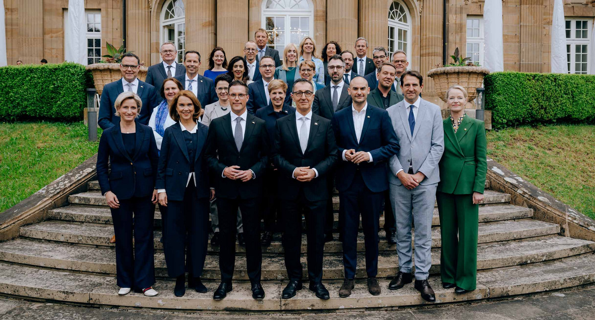 Die neue Landesregierung mit den stimmberechtigten Regierungsmitgliedern, den politischen Staatssekretärinnen und Staatssekretären sowie den politischen Beamten vor der Villa Reitzenstein in Stuttgart