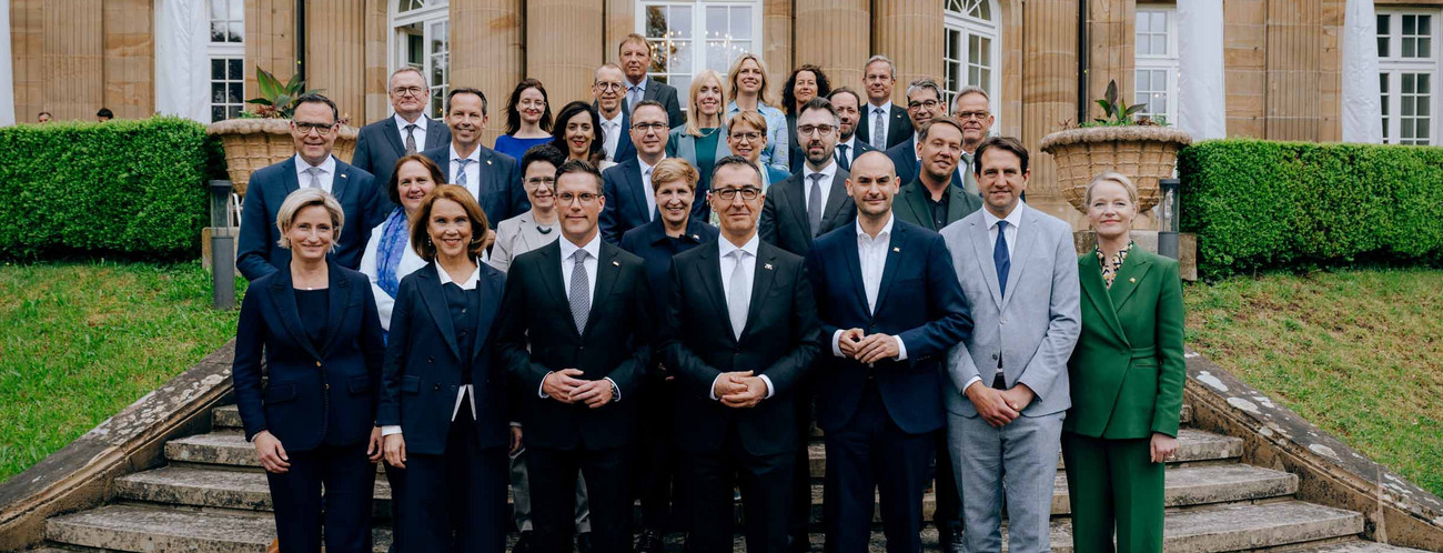 Die neue Landesregierung mit den stimmberechtigten Regierungsmitgliedern, den politischen Staatssekretärinnen und Staatssekretären sowie den politischen Beamten vor der Villa Reitzenstein in Stuttgart