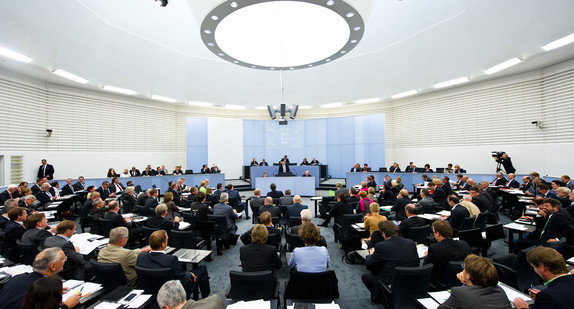 Die Abgeordneten sitzen im Ausweich-Landtag von Baden-Württemberg in Stuttgart. (Foto: dpa)
