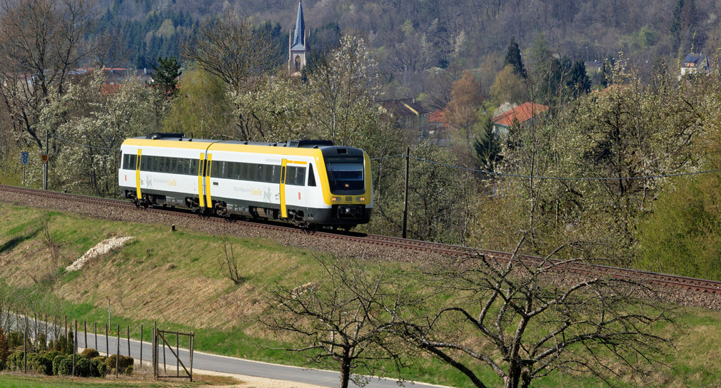Unterwegs in Baden-Württemberg, IRE 3259 als Dieseltriebwagen der Baureihe VT 612. (Bild: © Deutsche Bahn AG / Georg Wagner)