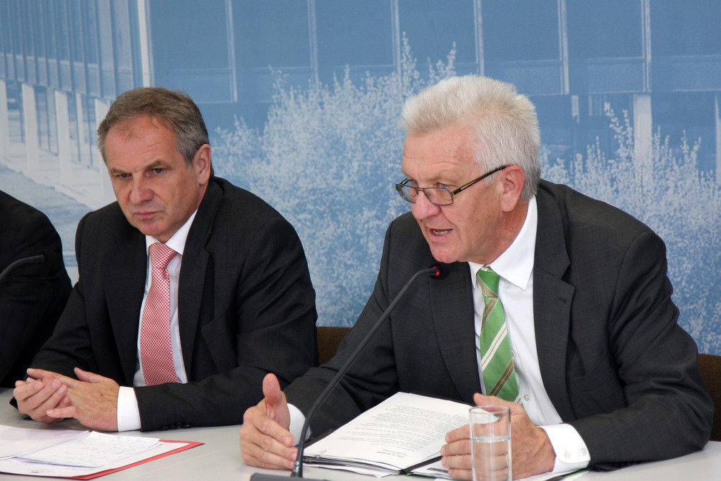 Ministerpräsident Winfried Kretschmann (r.) und Innenminister Reinhold Gall (l.)