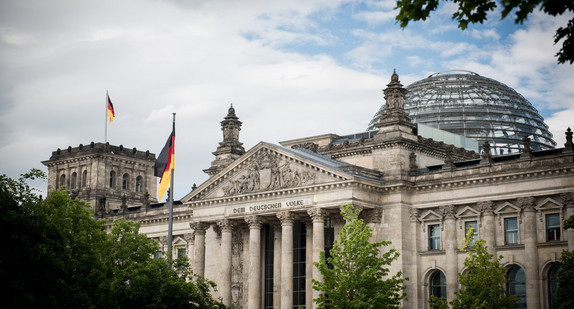 Außenansicht des Reichstagsgebäudes. (Bild: Simone M. Neumann)