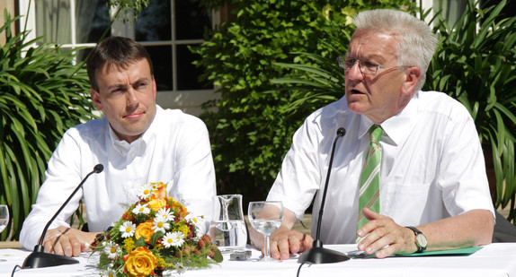 Ministerpräsident Winfried Kretschmann (r.) und sein Stellvertreter, Finanz- und Wirtschaftsminister Dr. Nils Schmid (l.) bei der Pressekonferenz im Rosengarten der Villa Reitzenstein in Stuttgart