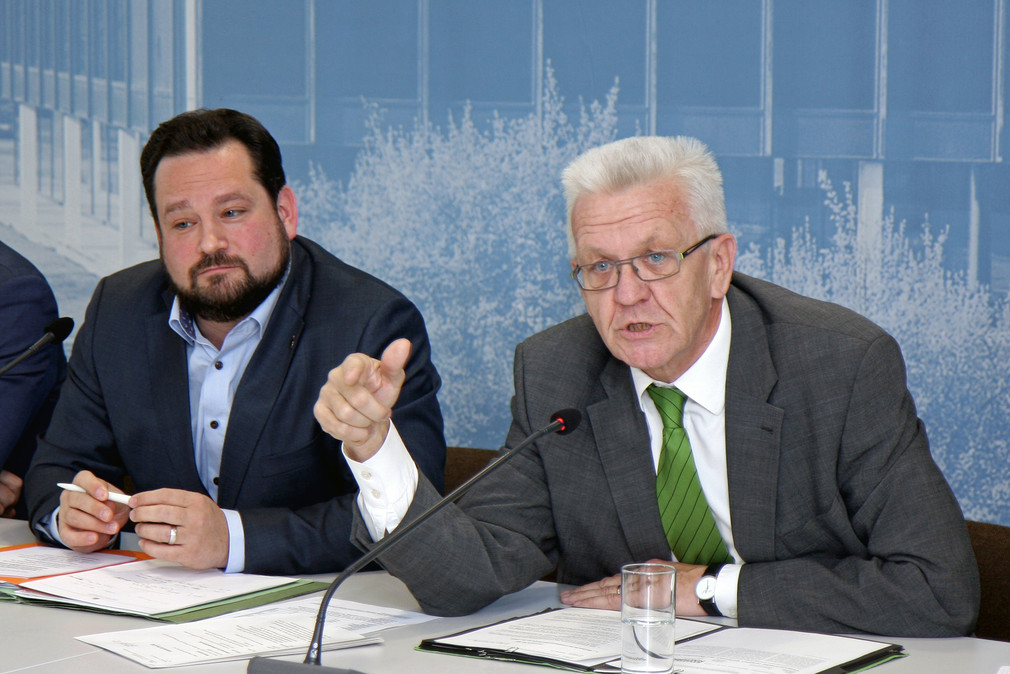 Ministerpräsident Winfried Kretschmann (r.) und der Minister für Ländlichen Raum und Verbraucherschutz, Alexander Bonde (l.)