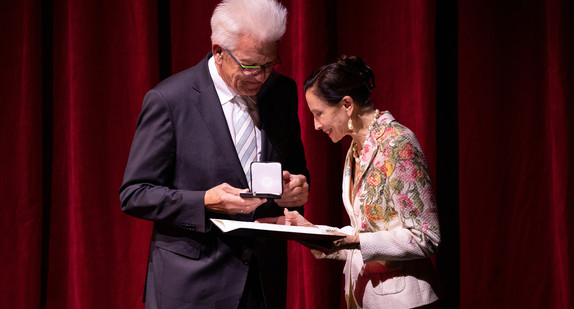 Ministerpräsident Winfried Kretschmann (l.) übergibt Ballettdirektorin Birgit Keil (r.) die Große Staufermedaille in Gold (Bild: Chris Frühe)