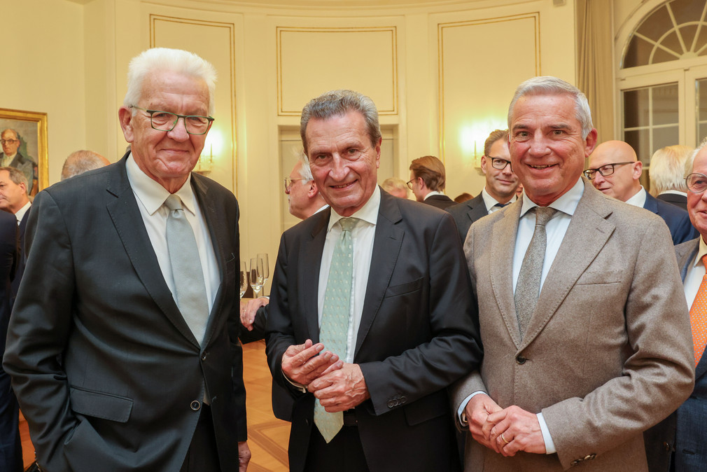 Ministerpräsident Winfried Kretschmann (links), der ehemalige Ministerpräsident Günther H. Oettinger (Mitte) und Innenminister Thomas Strobl (rechts)
