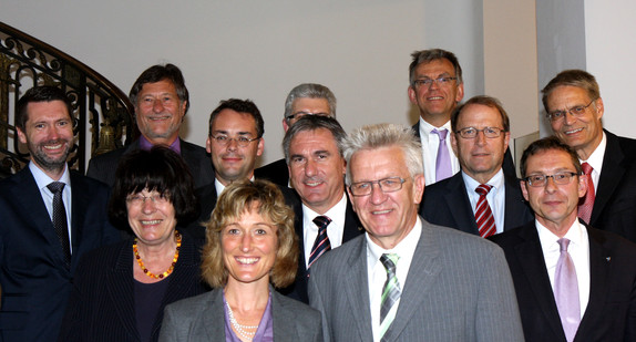 Gruppenbild anlässlich des Arbeitsbesuchs der Aargauer Kantonsregierung am 6. Juni 2012 in der Villa Reitzenstein in Stuttgart mit Landammann Susanne Hochuli (vorne links) und Ministerpräsident Winfried Kretschmann (vorne rechts)