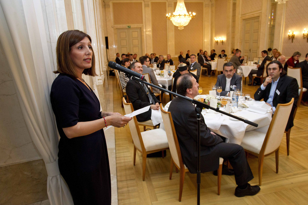 Integrationsministerin Bilkay Öney (l.) bei ihrer Tischrede beim Iftar-Empfang anlässlich des muslimischen Fastenbrechens im Ramadan am 30.07.2012 im Neuen Schloss in Stuttgart
