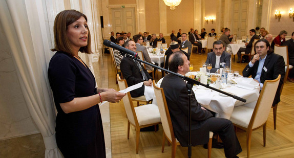 Integrationsministerin Bilkay Öney (l.) bei ihrer Tischrede beim Iftar-Empfang anlässlich des muslimischen Fastenbrechens im Ramadan am 30.07.2012 im Neuen Schloss in Stuttgart