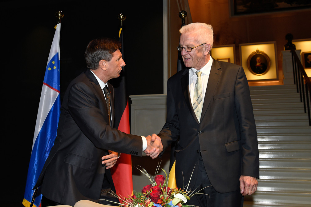 Ministerpräsident Winfried Kretschmann (r.) und der Präsident der Republik Slowenien, Borut Pahor (l.), geben sich die Hand.
