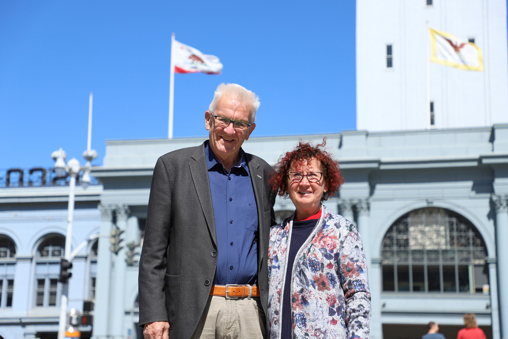 Ministerpräsident Winfried Kretschmann (l.) und seine Frau Gerlinde (r.) stehen vor dem Ferry Building in San Francisco. (Foto: Staatsministerium Baden-Württemberg)