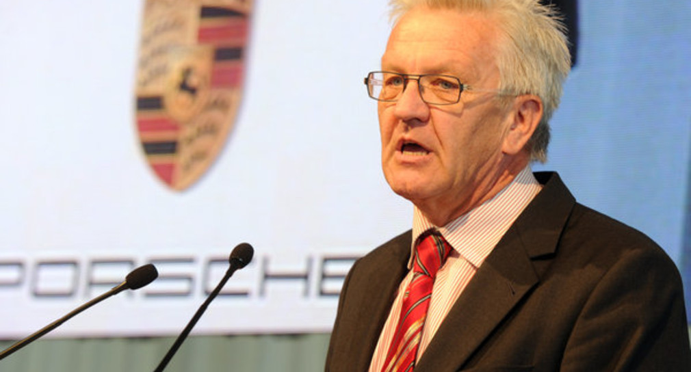 Ministerpräsident Winfried Kretschmann bei der Inbetriebnahme der neuen Lackiererei der Porsche AG (Foto: dpa)