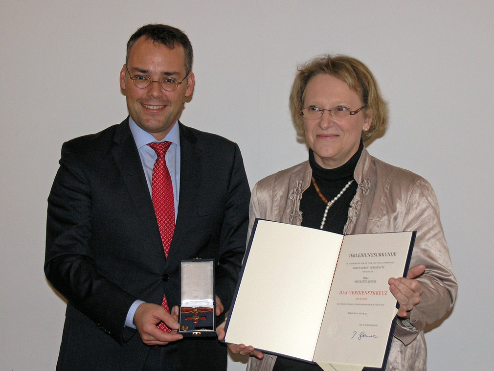 Minister Peter Friedrich (l.) und Regierungspräsidentin Nicolette Kressl (r.) bei der Ordensübergabe (Quelle: Regierungspräsidium Karslsruhe)
