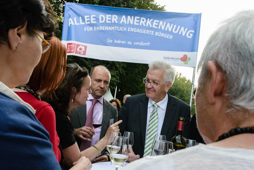 Ministerpräsident Winfried Kretschmann (r.) unterhält mit Besuchern des Bürgerfestes. (Foto: Staatsministerium Baden-Württemberg)