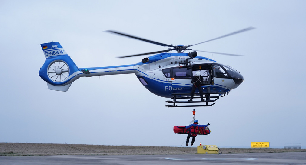 Polizeihubschrauber mit Rettungswinde (Bild: © Ministerium für Inneres, Digitalisierung und Migration Baden-Württemberg)