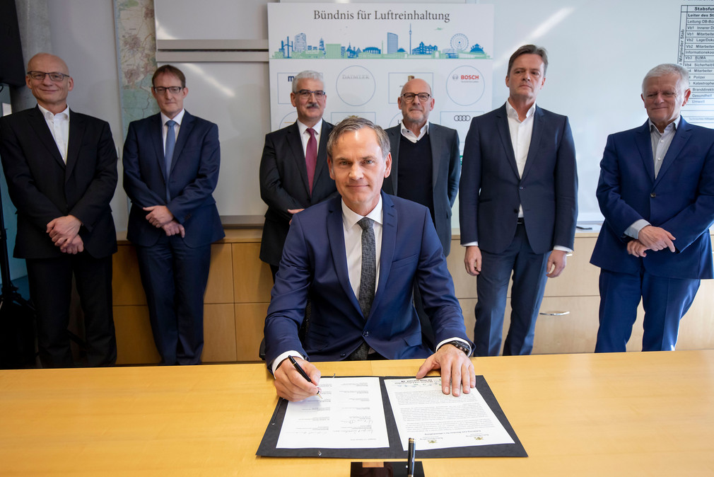 Dr. Oliver Blume, Vorstandsvorsitzender der Porsche AG, unterschreibt das Bündnis für Luftreinhaltung. (Bild: Staatsministerium Baden-Württemberg)