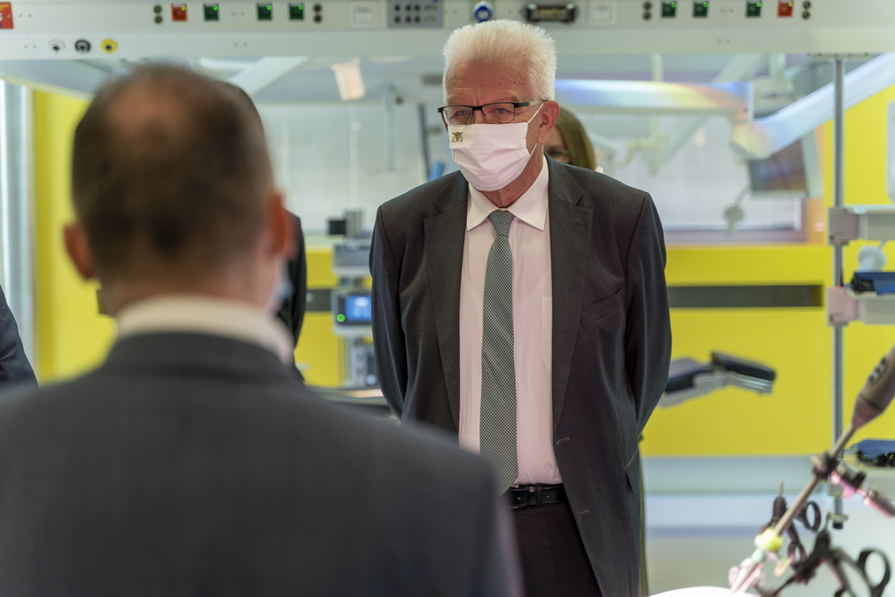 Ministerpräsident Winfried Kretschmann hat im Rahmen seiner Sommertour das Medizintechnik-Unternehmen Karl-Storz SE & Co. KG in Tuttlingen besucht.