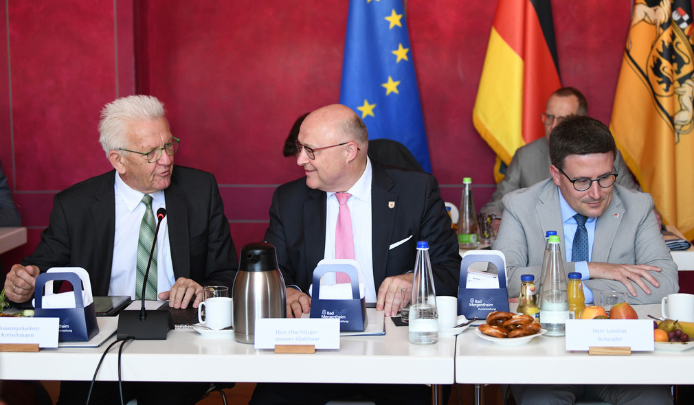 Ministerpräsident Winfried Kretschmann (links), Oberbürgermeister Udo Glatthaar (Mitte) und Landrat Christoph Schauder (rechts)