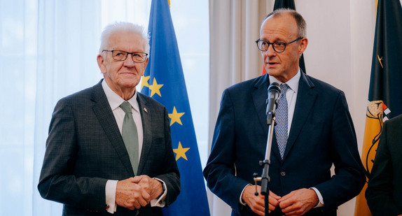Ministerpräsident Winfried Kretschmann (links) und Bundeskanzler Friedrich Merz (rechts)