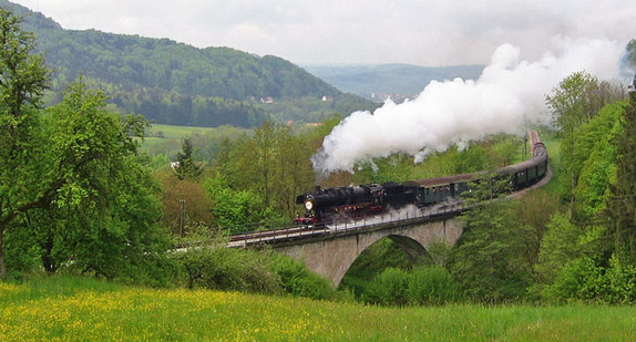 Das Igelsbachviadukt auf der Strecke der Schwäbischen Waldbahn mit historischem Dampfzug (Bild: © Stadtverwaltung Welzheim).