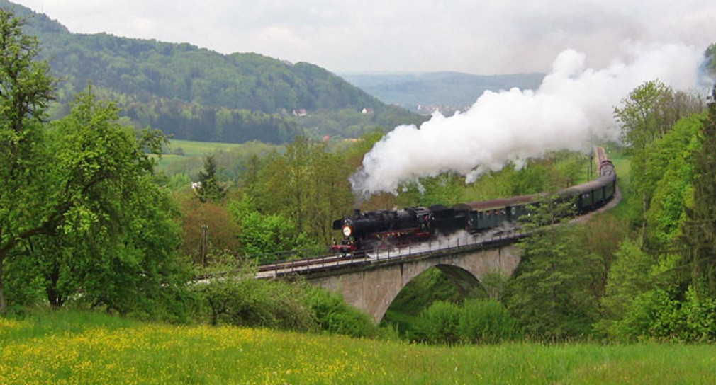 Das Igelsbachviadukt auf der Strecke der Schwäbischen Waldbahn mit historischem Dampfzug (Bild: © Stadtverwaltung Welzheim).