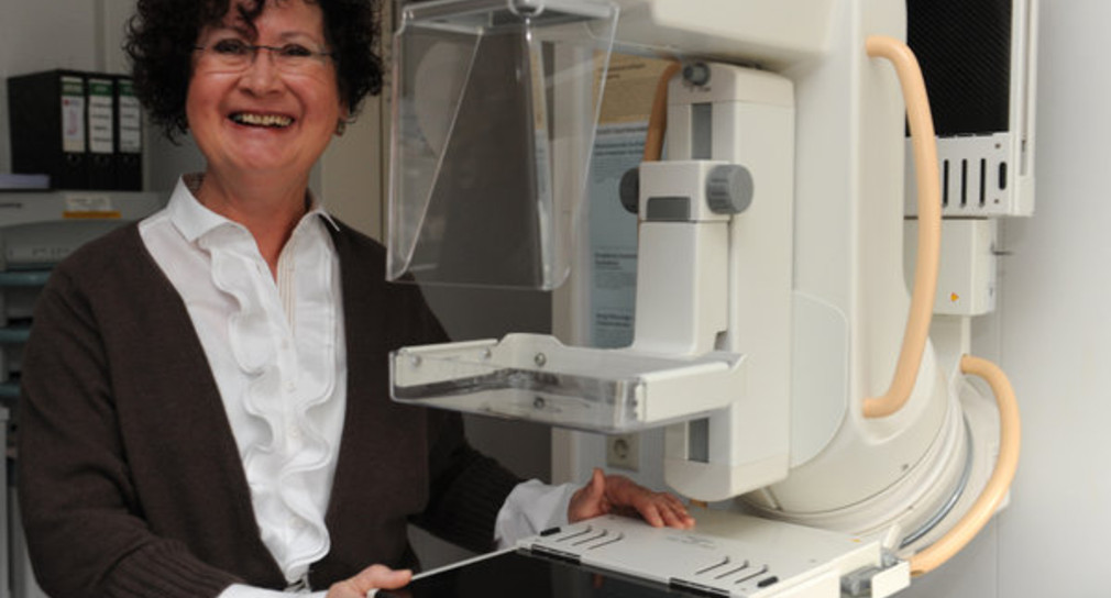 Gerlinde Kretschmann neben einem Mammographie-Röntgengerät (Foto: dpa)