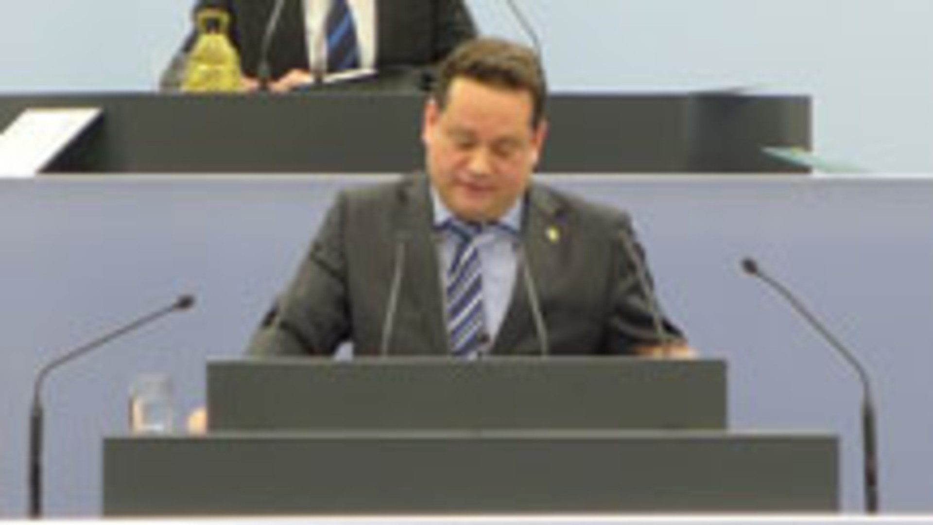 Alexander Bonde ,Minister für Verbrauchschutz und Ländlichen Raum, am Rednerpult im baden-württembergischen Landtag.