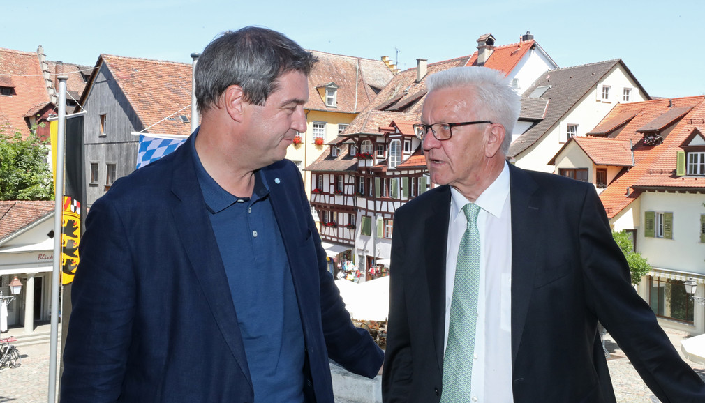Ministerpräsident Winfried Kretschmann (r.) im Gespräch mit Ministerpräsident Dr. Markus Söder (l.) (Bild: Staatsministerium Baden-Württemberg)