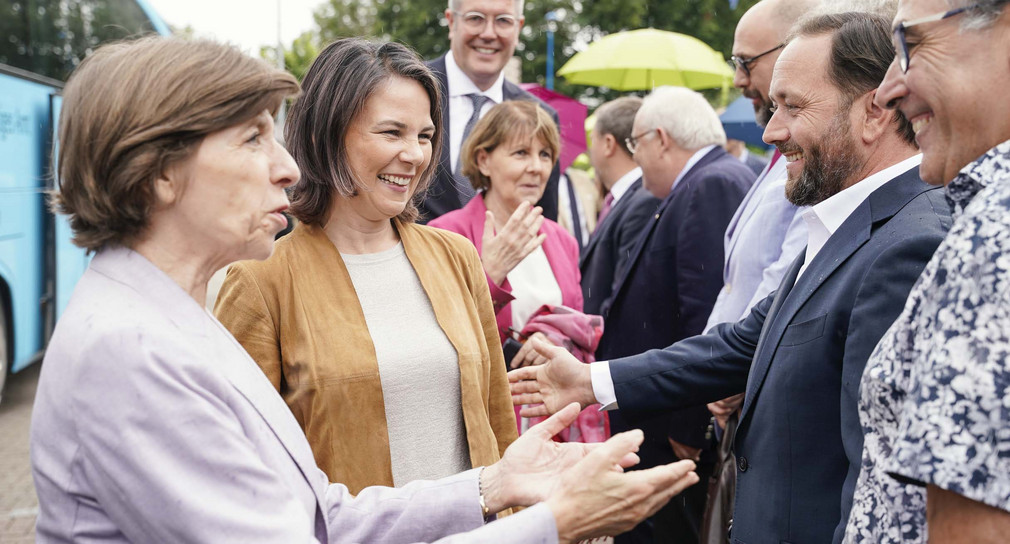 Die französische Außenministerin Catherine Colonna (links), Bundesaußenministerin Annalena Baerbock (zweite von links) und Europastaatssekretär Florian Hassler (zweiter von rechts) bei der Begrüßung im elsässischen Lauterbourg.