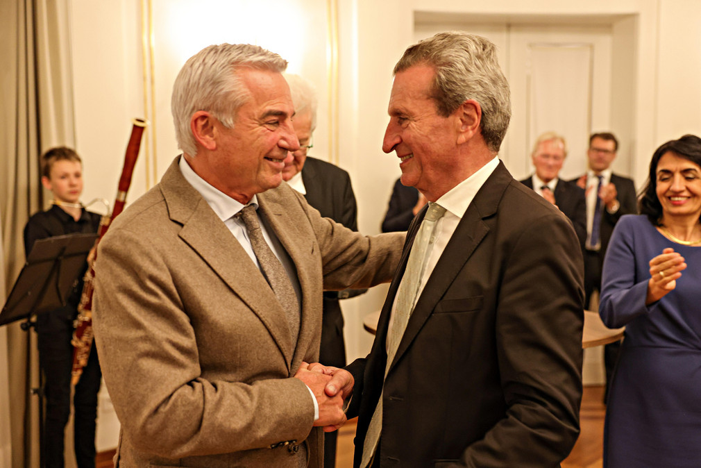 Innenminister Thomas Strobl (links) und der ehemalige Ministerpräsident Günther H. Oettinger (rechts) geben sich die Hand.