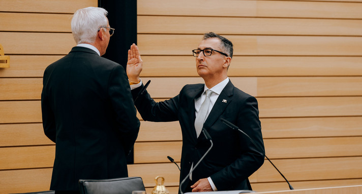 Landtagspräsident Thomas Strobl (links) und Cem Özdemir (rechts) bei dessen Vereidigung als Ministerpräsident von Baden-Württemberg