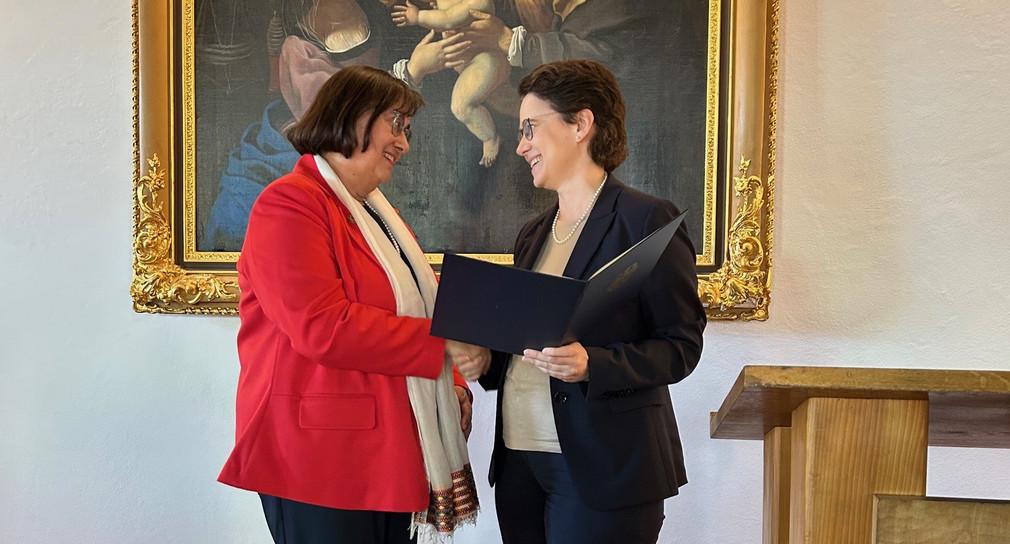 Dr. Ricarda Bons (links) und Justizministerin Marion Gentges (rechts)