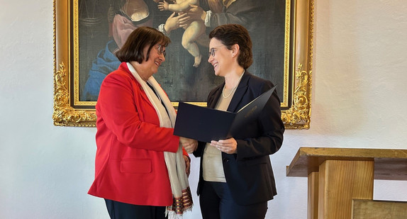 Dr. Ricarda Bons (links) und Justizministerin Marion Gentges (rechts)