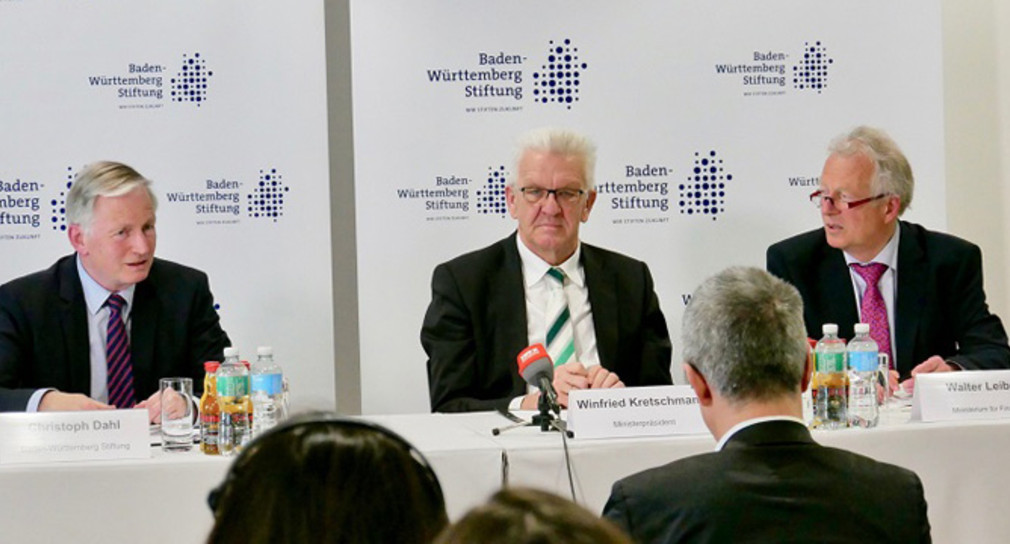 v.l.n.r.: Christoph Dahl, Ministerpräsident Winfried Kretschmann, Walter Leibold (Foto: Baden-Württemberg Stiftung gGmbH)