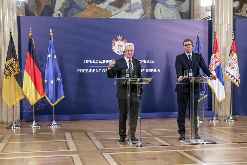 Ministerpräsident Winfried Kretschmann (l.) und der serbische Staatspräsident Aleksandar Vučić (r.) bei einer Pressekonferenz am 16. April 2018 in Belgrad