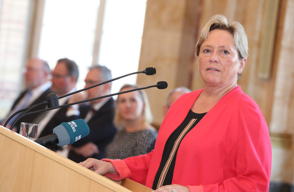 Susanne Eisenmann, Ministerin für Kultus, Jugend und Sport Baden-Württemberg, bei ihrer Ansprache (Bild: Staatsministerium Baden-Württemberg)