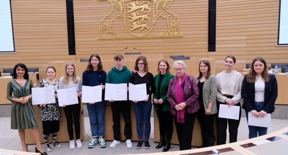 Landtagspräsidentin Muhterem Aras, Staatssekretärin Sandra Boser und Dr. Annette Schavan, Bundesministerin außer Dienst und Mitglied des Kuratoriums der Hertie-Stiftung, mit den Landesfinalisten im Finale 2023 des Wettbewerbs „Jugend debattiert“