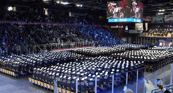 Zentrale Vereidigungsfeier der Polizei Baden-Württemberg in der voll besetzten Helios Arena in Villingen Schwenningen