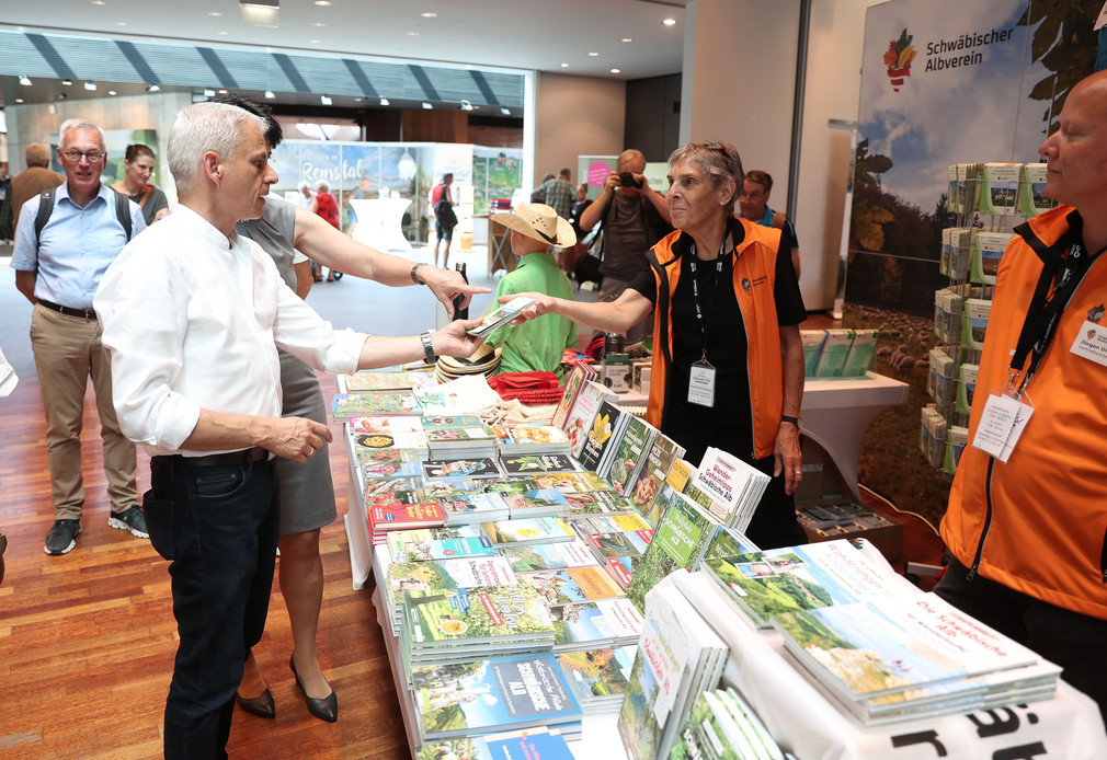 Tourismusreise Staatssekretär Rapp besucht Region Stuttgart Staatssekretär Rapp auf der Tourismusmesse in Fellbach