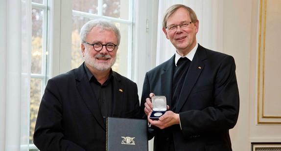 Staatssekretär Klaus-Peter Murawski (l.) und Pater Dr. Hans Langendörfer (r.)