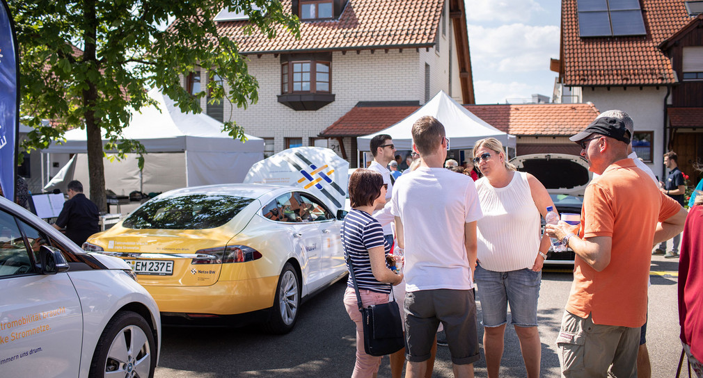 In der Belchenstraße in Ostfildern-Ruit nahe Stuttgart hat der Härtetest für das örtliche Stromnetz begonnen. Mit einem sommerlichen Straßenfest und viel Information rund um die Elektromobilität haben Teilnehmer, Anwohner und die Netze BW am Samstag den offiziellen Start der „E-Mobility Allee“ gefeiert. (Bild: © Netze BW)