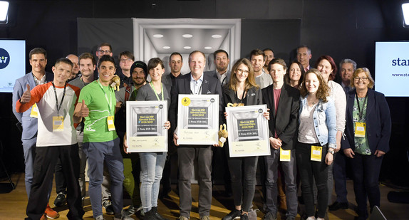 Gruppenbild der Preisträger des Wettbewerbs „Start-up BW Elevator Pitch – Regional Cup Bodensee-Oberschwaben“ (Bild: Start-up BW Elevator Pitch)