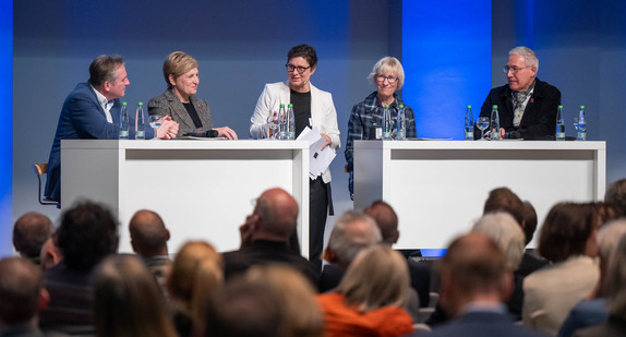 Auf Einladung von Bauministerin Nicole Razavi MdL haben auf der Netzwerkkonferenz Baukultur am 7. April 2025 im Stuttgarter Haus der Wirtschaft rund 370 Experten, Praktiker und Entscheider über Wege für mehr Bezahlbarkeit im Bauen und Wohnen diskutiert