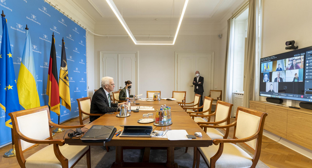 Ministerpräsident und Vorsitzender des EU-Ausschusses des Bundesrats Winfried Kretschmann (links) bei einem digitalen Austausch des EU-Ausschusses des Bundesrats mit dem EU-Integrationsausschuss des ukrainischen Parlaments.
