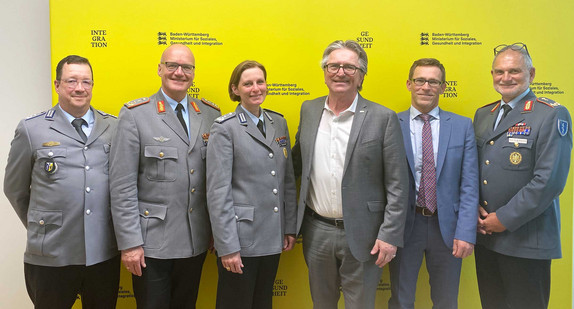 Gruppenfoto von Gesundheitsminister Manne Lucha und Vertretern der Sanitätsakademie der Bundeswehr 