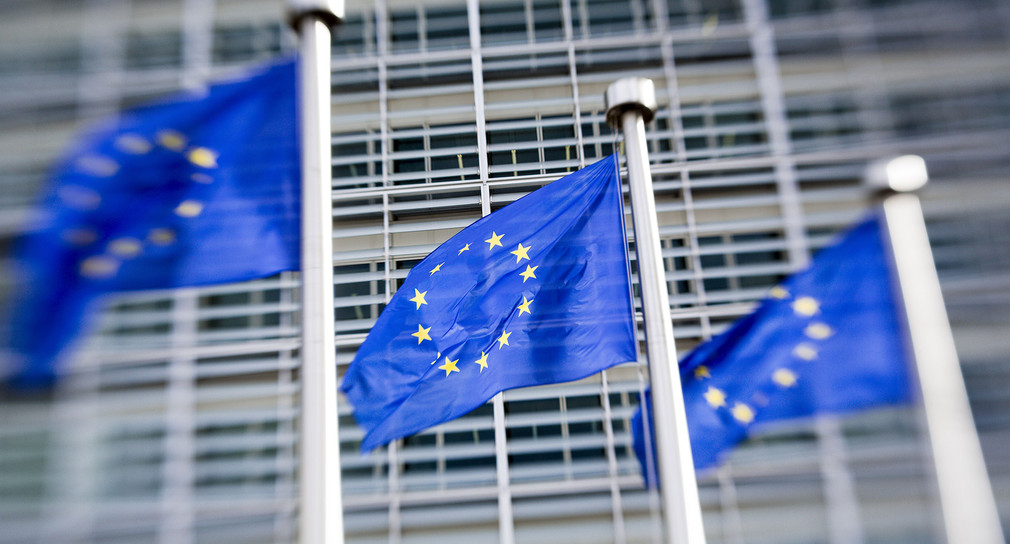 EU-Fahnen wehen vor der EU-Kommission in Brüssel. 